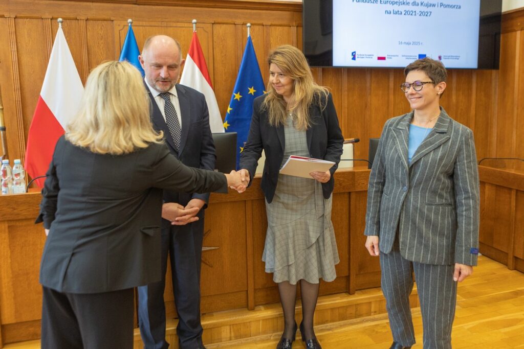 Przekazanie umowy o finansowanie projektu, fot. Mikołaj Kuras dla UMWKP