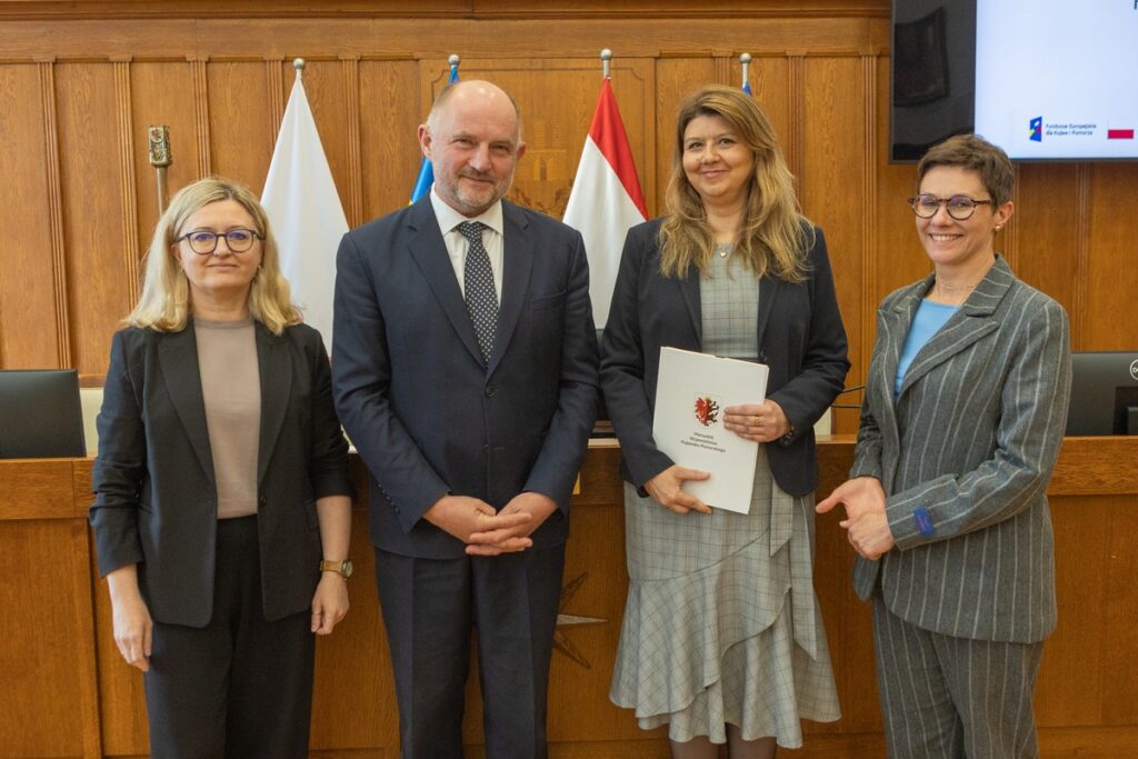 Przekazanie umowy o finansowanie projektu, fot. Mikołaj Kuras dla UMWKP