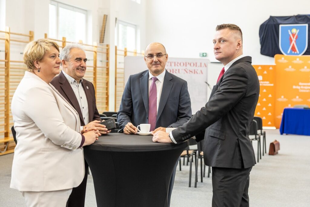 Signing of agreements on road investments in Lubicz and Łysomice, photo: Szymon Zdziebło/tarantoga.pl for UMWKP