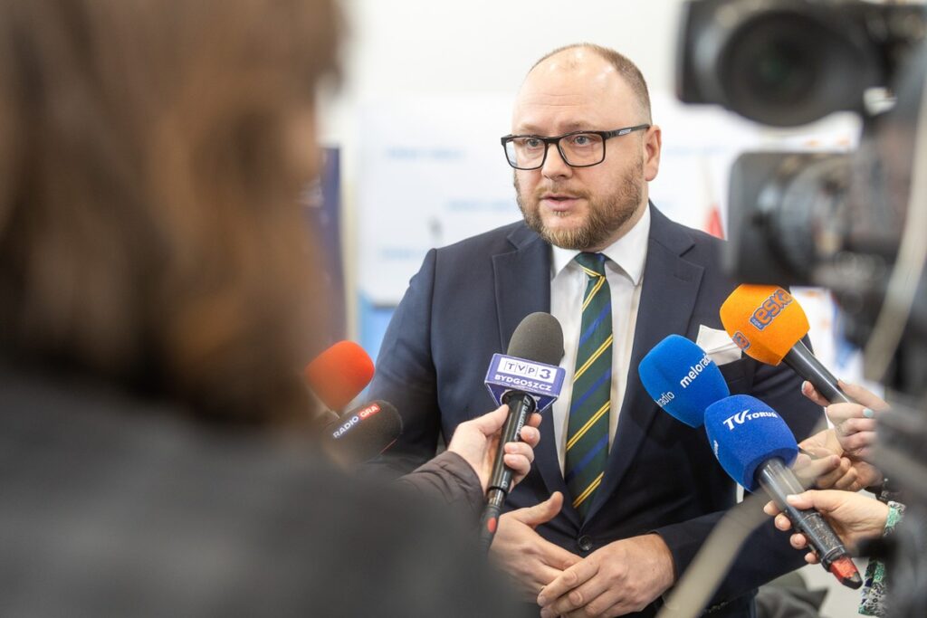 Signing of agreements on road investments in Lubicz and Łysomice, photo: Szymon Zdziebło/tarantoga.pl for UMWKP
