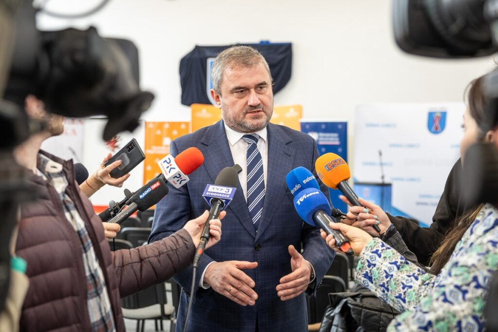 Signing of agreements on road investments in Lubicz and Łysomice, photo: Szymon Zdziebło/tarantoga.pl for UMWKP