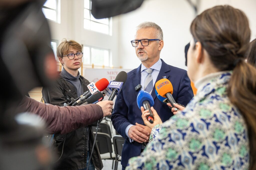 Signing of agreements on road investments in Lubicz and Łysomice, photo: Szymon Zdziebło/tarantoga.pl for UMWKP