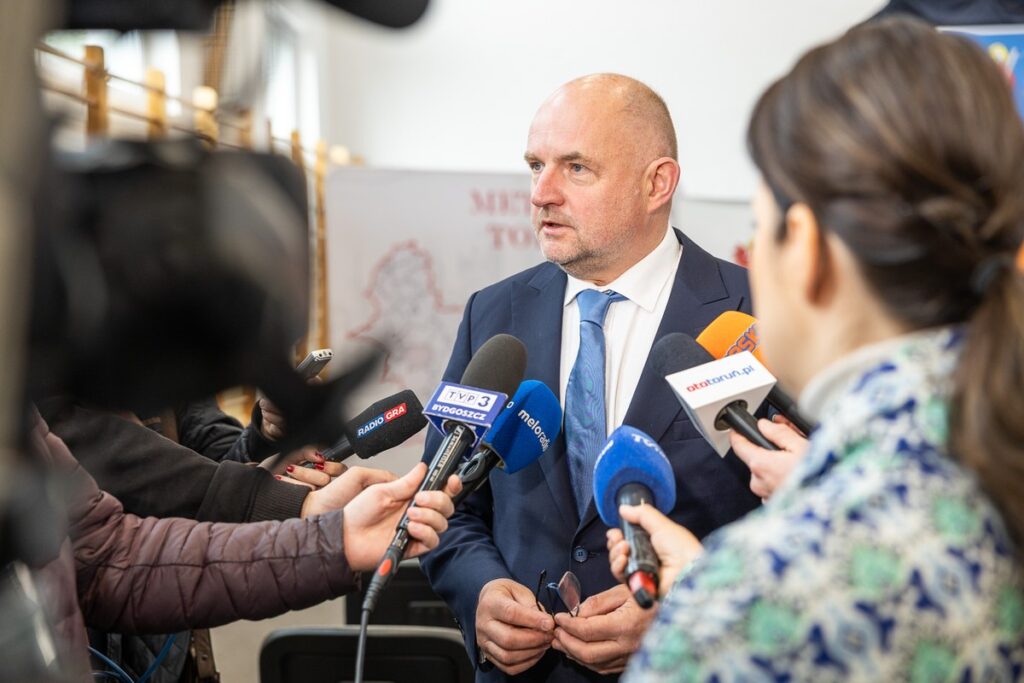 Signing of agreements on road investments in Lubicz and Łysomice, photo: Szymon Zdziebło/tarantoga.pl for UMWKP