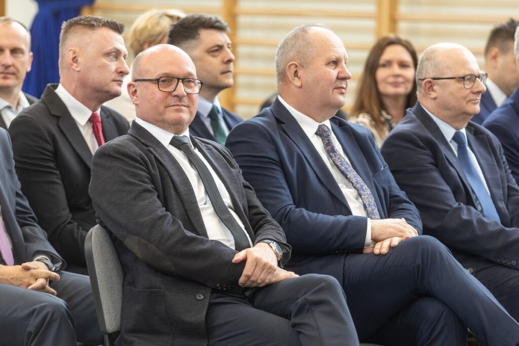 Signing of agreements on road investments in Lubicz and Łysomice, photo: Szymon Zdziebło/tarantoga.pl for UMWKP