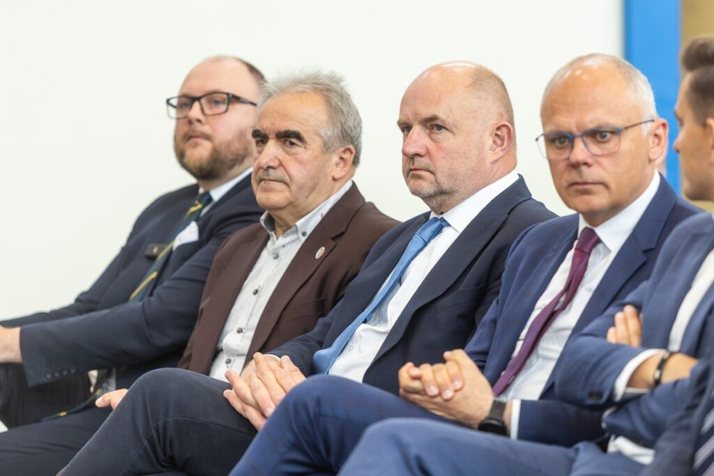Signing of agreements on road investments in Lubicz and Łysomice, photo: Szymon Zdziebło/tarantoga.pl for UMWKP