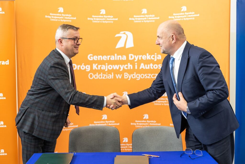 Signing of agreements on road investments in Lubicz and Łysomice, photo: Szymon Zdziebło/tarantoga.pl for UMWKP