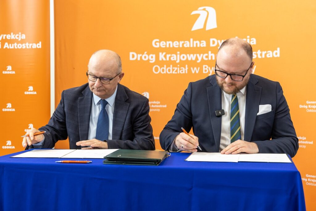 Signing of agreements on road investments in Lubicz and Łysomice, photo: Szymon Zdziebło/tarantoga.pl for UMWKP