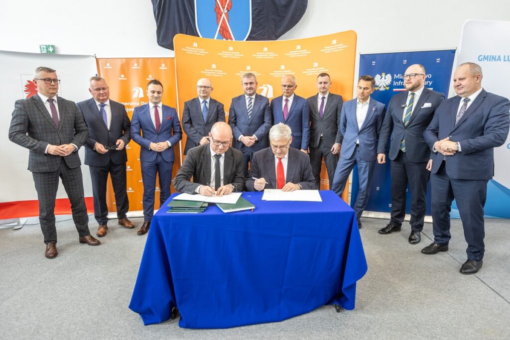 Signing of agreements on road investments in Lubicz and Łysomice, photo: Szymon Zdziebło/tarantoga.pl for UMWKP