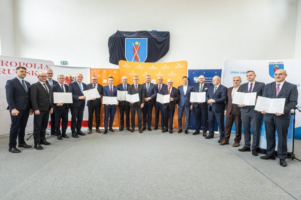 Signing of agreements on road investments in Lubicz and Łysomice, photo: Szymon Zdziebło/tarantoga.pl for UMWKP