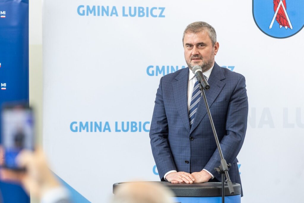 Signing of agreements on road investments in Lubicz and Łysomice, photo: Szymon Zdziebło/tarantoga.pl for UMWKP