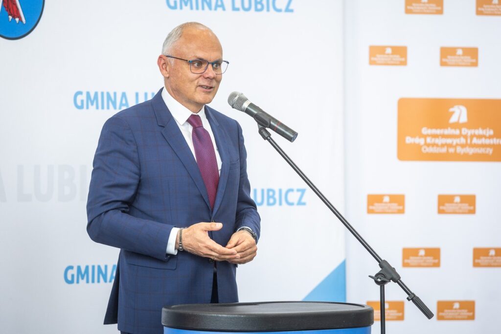 Signing of agreements on road investments in Lubicz and Łysomice, photo: Szymon Zdziebło/tarantoga.pl for UMWKP