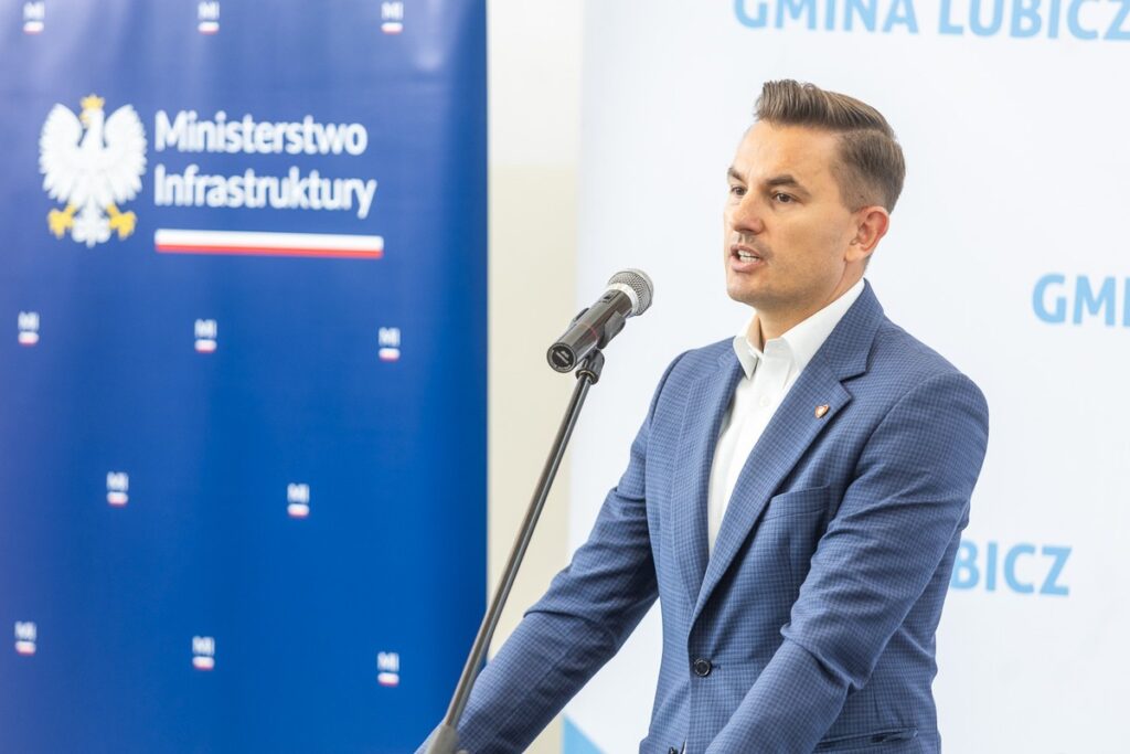 Signing of agreements on road investments in Lubicz and Łysomice, photo: Szymon Zdziebło/tarantoga.pl for UMWKP