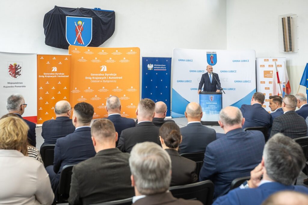 Signing of agreements on road investments in Lubicz and Łysomice, photo: Szymon Zdziebło/tarantoga.pl for UMWKP