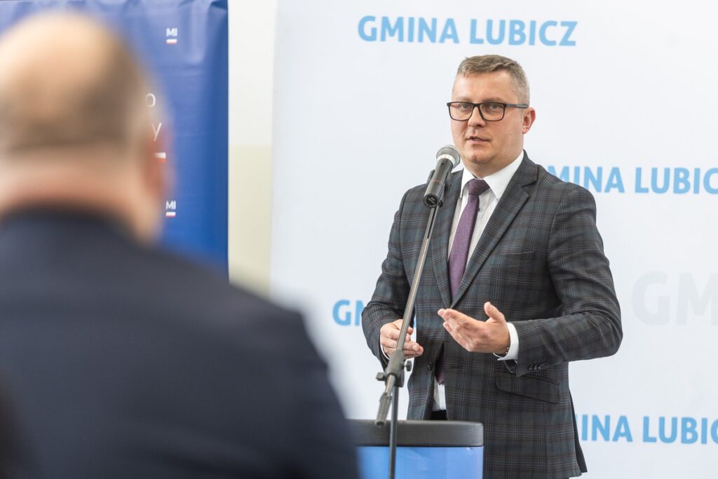 Signing of agreements on road investments in Lubicz and Łysomice, photo: Szymon Zdziebło/tarantoga.pl for UMWKP