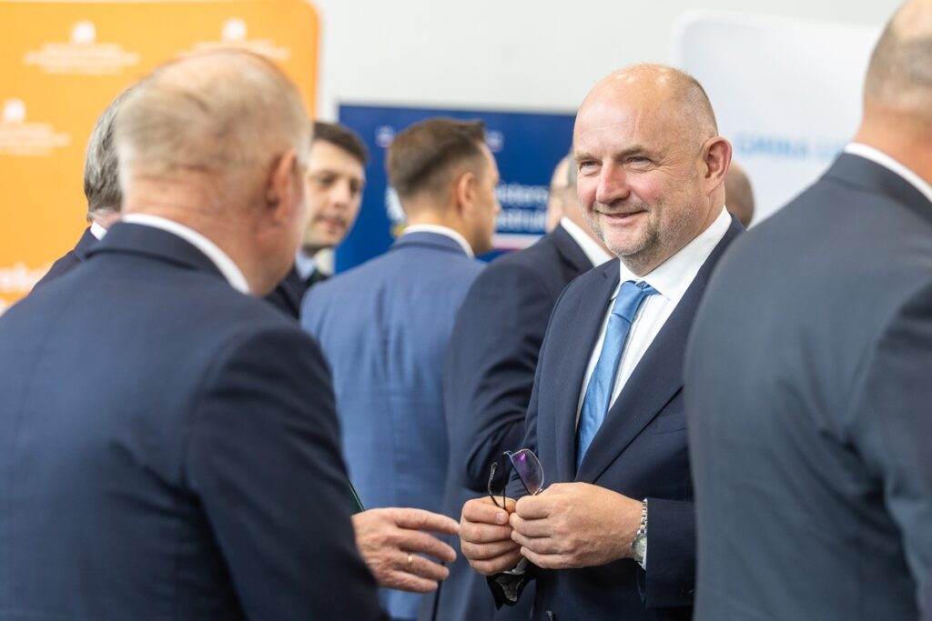 Signing of agreements on road investments in Lubicz and Łysomice, photo: Szymon Zdziebło/tarantoga.pl for UMWKP