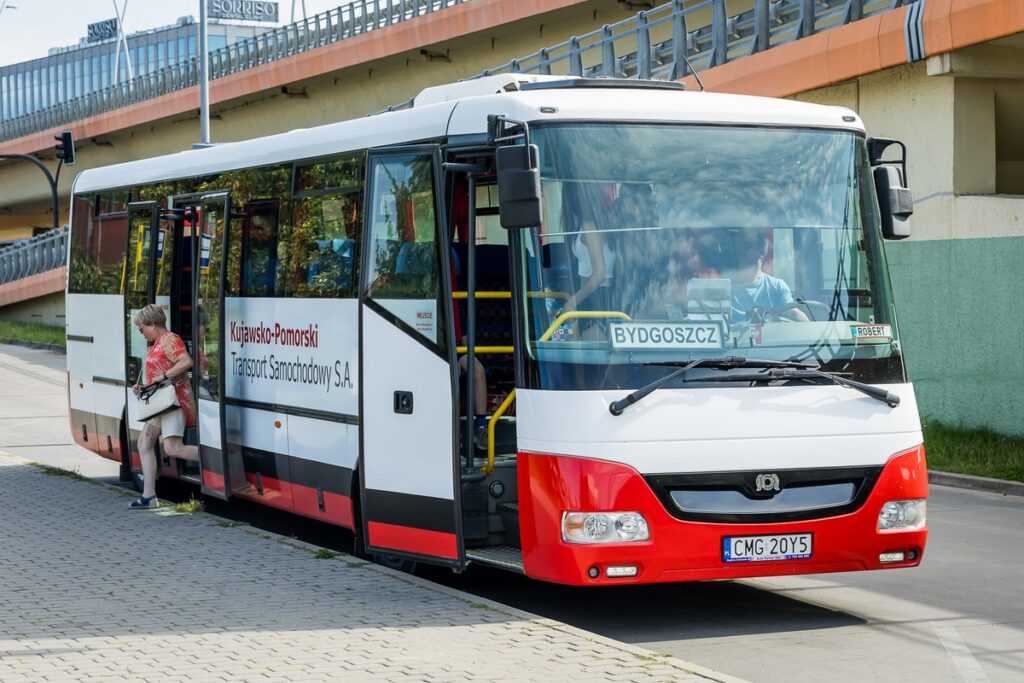 Autobus Kujawsko-Pomorskiego Transportu Samochodowego na jednym z przystanków.