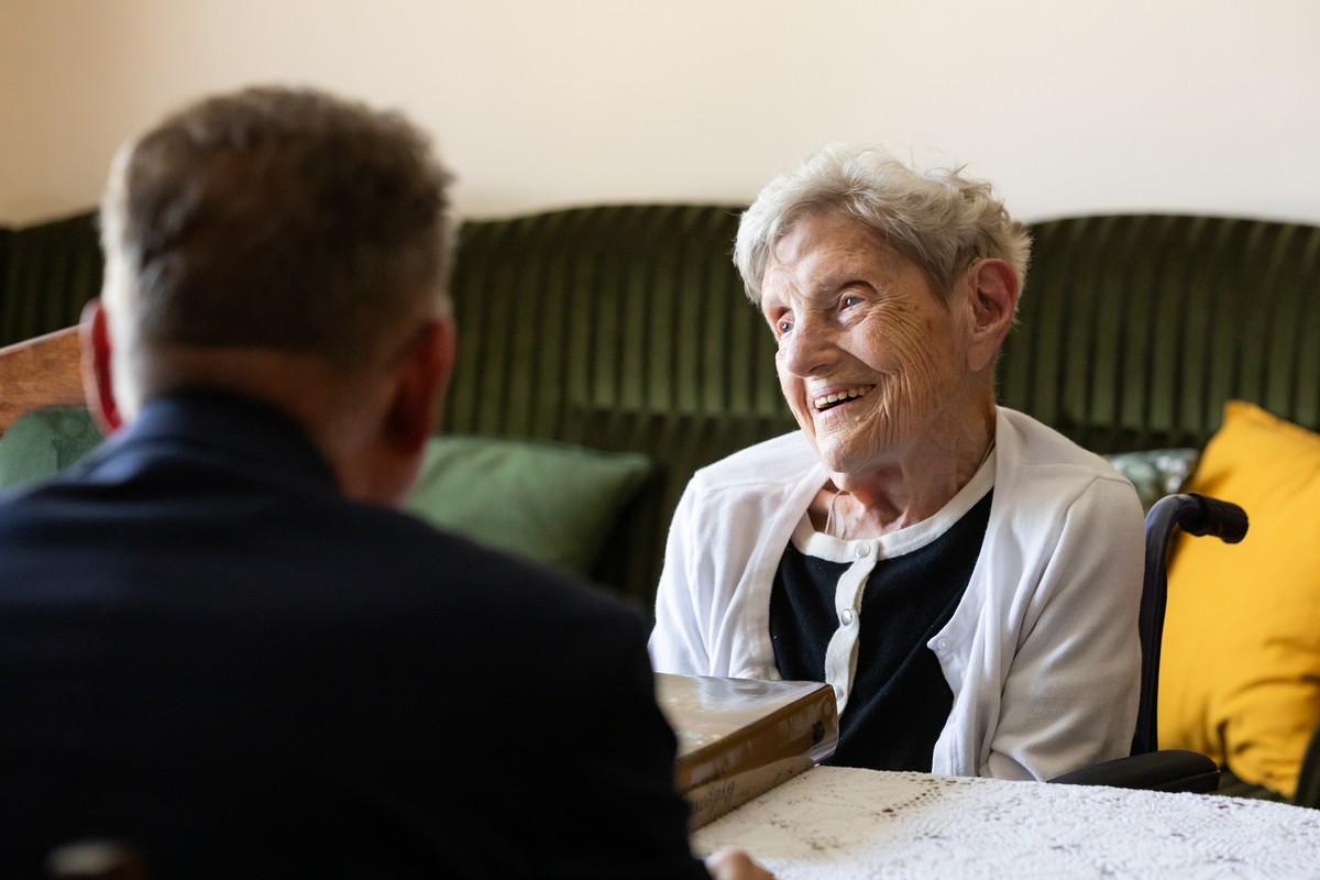 Wręczenie medalu Halinie Jędryce, fot. Tomasz Czachorowski/eventphoto.com.pl dla UMWKP