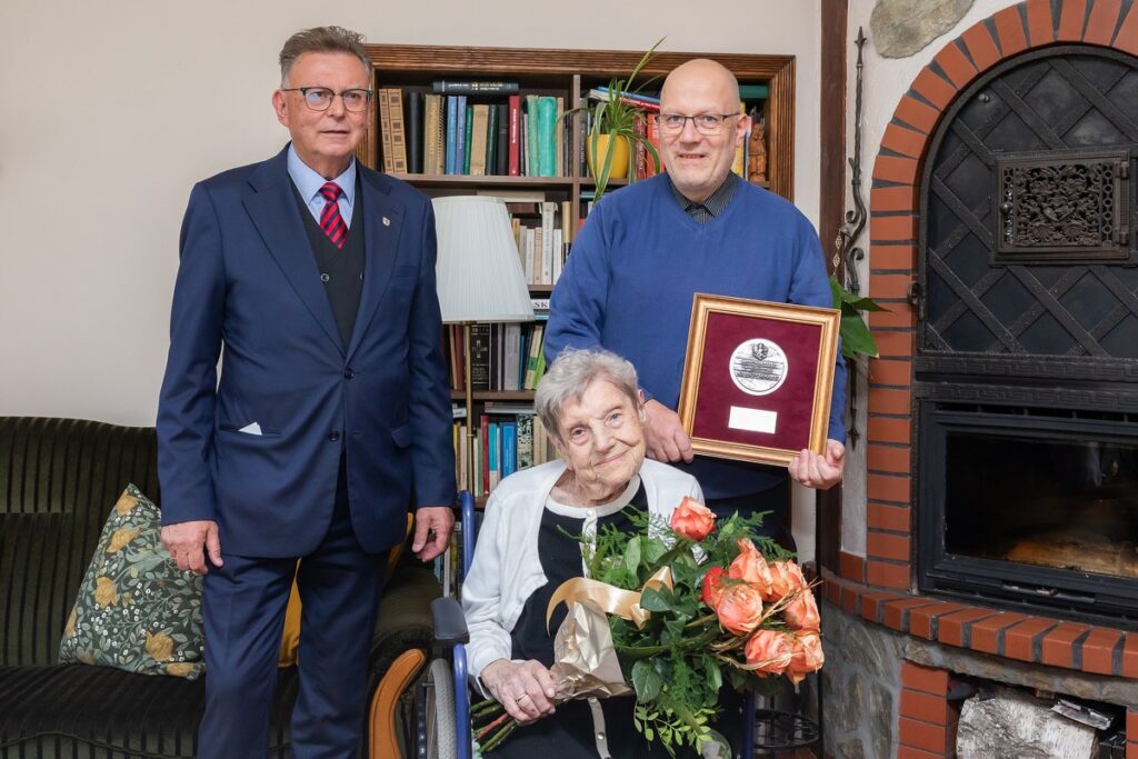 Wręczenie medalu Halinie Jędryce, fot. Tomasz Czachorowski/eventphoto.com.pl dla UMWKP