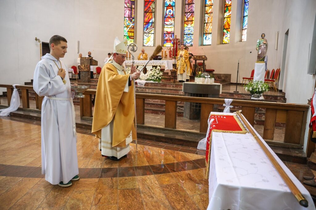 Nadanie sztandaru Sanatorium Przy Tężni w Inowrocławiu, fot. Szymon Zdziebło/tarantoga.pl dla UMWKP
