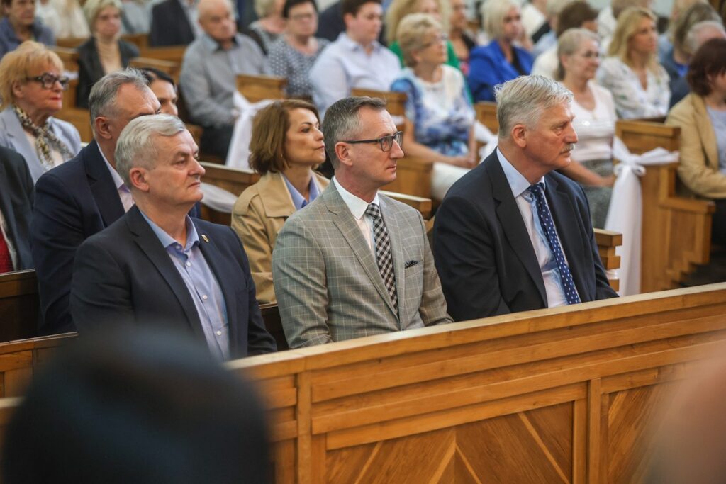 Nadanie sztandaru Sanatorium Przy Tężni w Inowrocławiu, fot. Szymon Zdziebło/tarantoga.pl dla UMWKP
