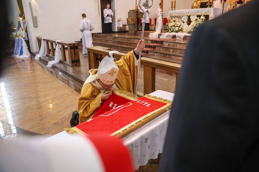 Nadanie sztandaru Sanatorium Przy Tężni w Inowrocławiu, fot. Szymon Zdziebło/tarantoga.pl dla UMWKP