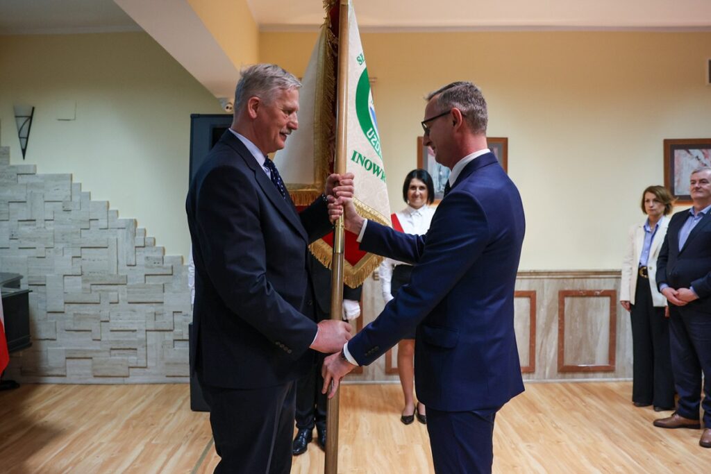 Nadanie sztandaru Sanatorium Przy Tężni w Inowrocławiu, fot. Szymon Zdziebło/tarantoga.pl dla UMWKP
