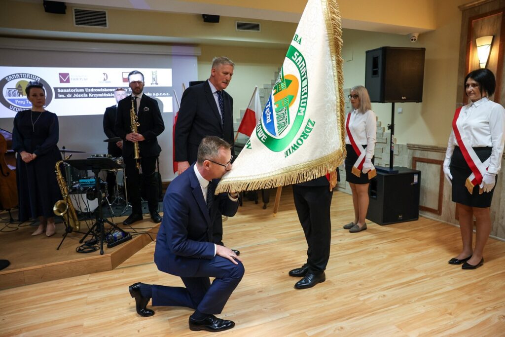 Nadanie sztandaru Sanatorium Przy Tężni w Inowrocławiu, fot. Szymon Zdziebło/tarantoga.pl dla UMWKP
