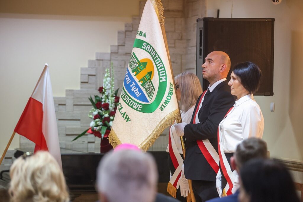 Nadanie sztandaru Sanatorium Przy Tężni w Inowrocławiu, fot. Szymon Zdziebło/tarantoga.pl dla UMWKP