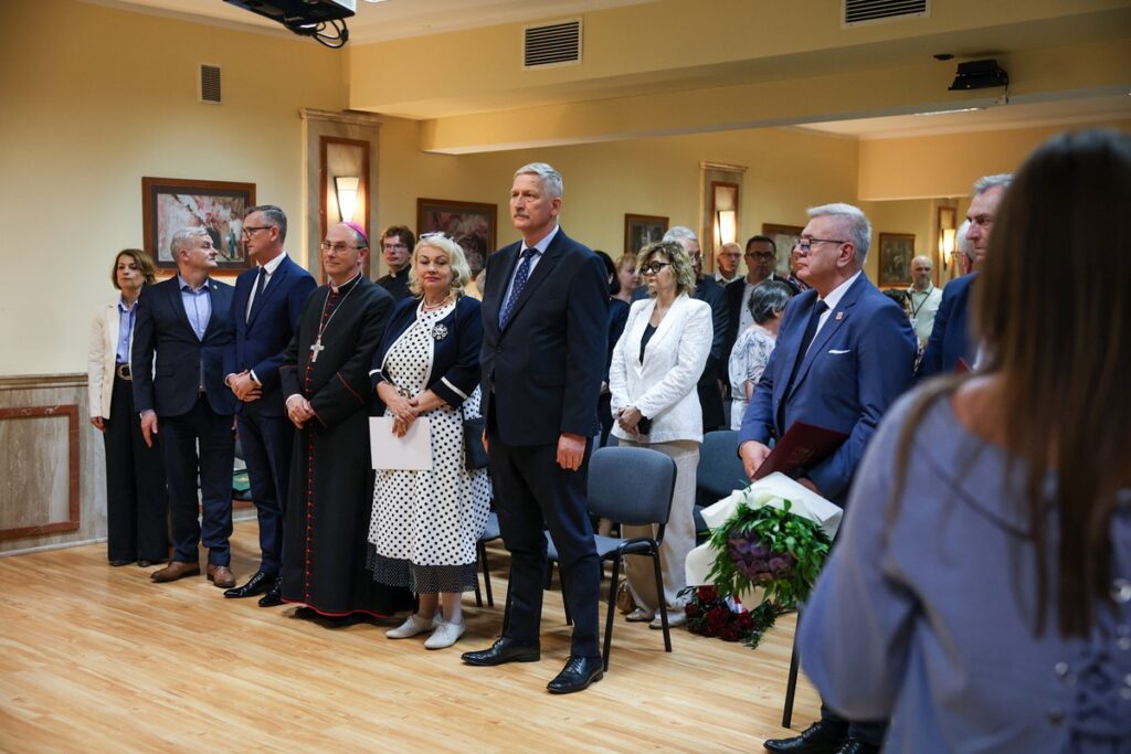 Nadanie sztandaru Sanatorium Przy Tężni w Inowrocławiu, fot. Szymon Zdziebło/tarantoga.pl dla UMWKP