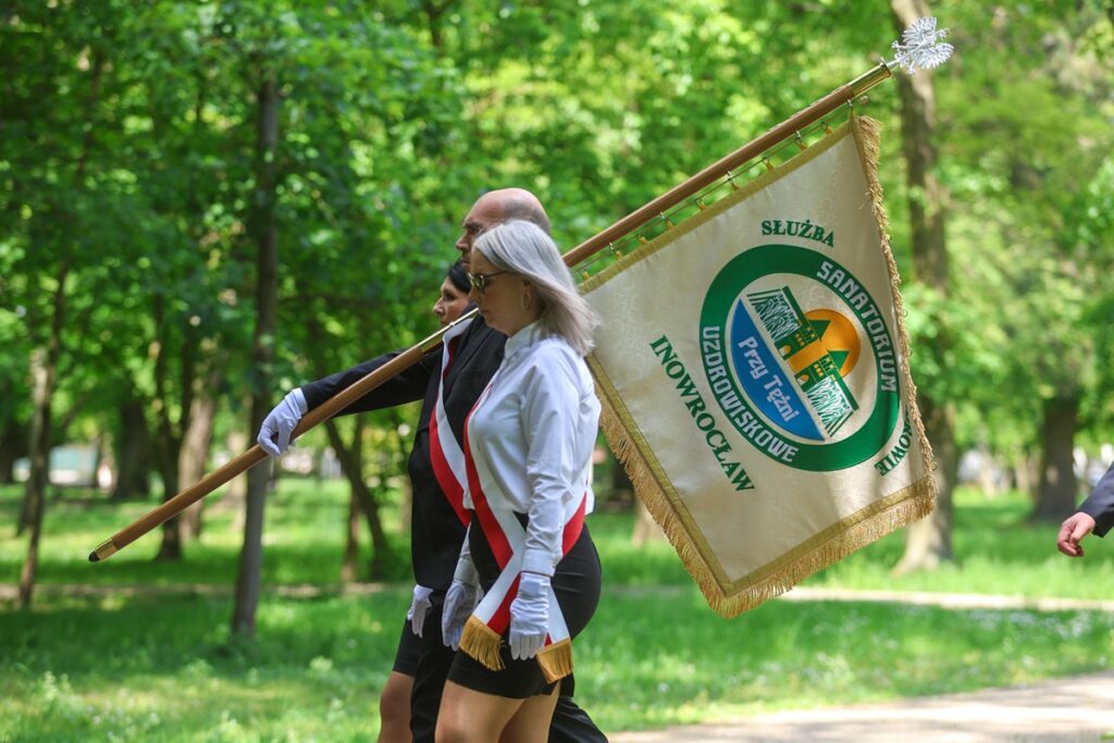 Nadanie sztandaru Sanatorium Przy Tężni w Inowrocławiu, fot. Szymon Zdziebło/tarantoga.pl dla UMWKP