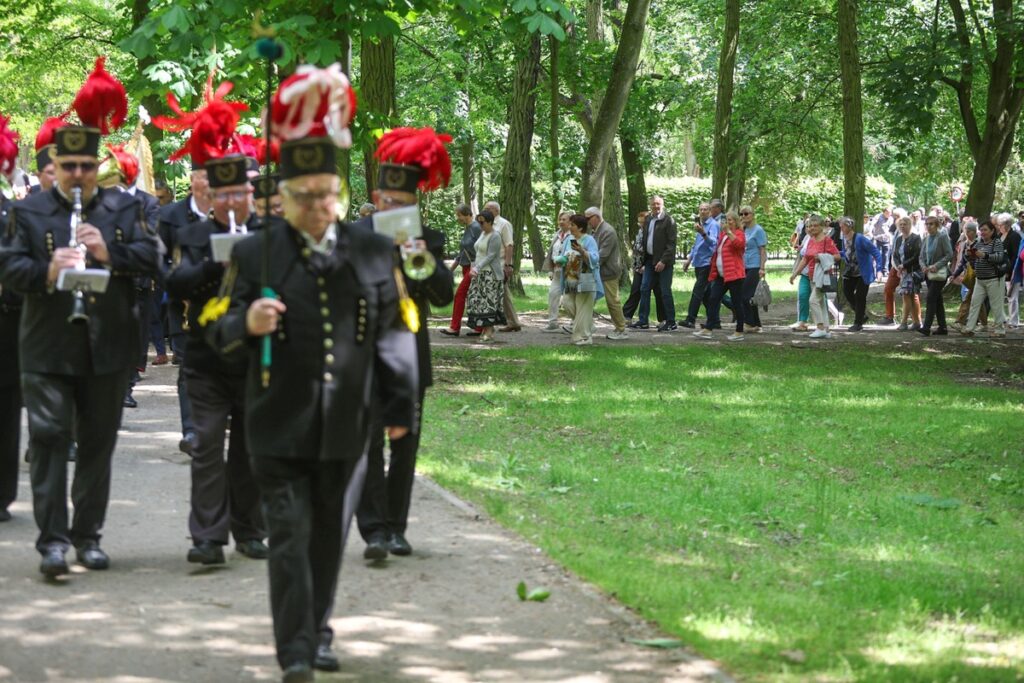 Nadanie sztandaru Sanatorium Przy Tężni w Inowrocławiu, fot. Szymon Zdziebło/tarantoga.pl dla UMWKP