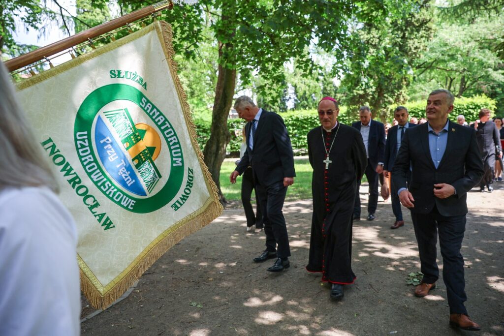 Nadanie sztandaru Sanatorium Przy Tężni w Inowrocławiu, fot. Szymon Zdziebło/tarantoga.pl dla UMWKP