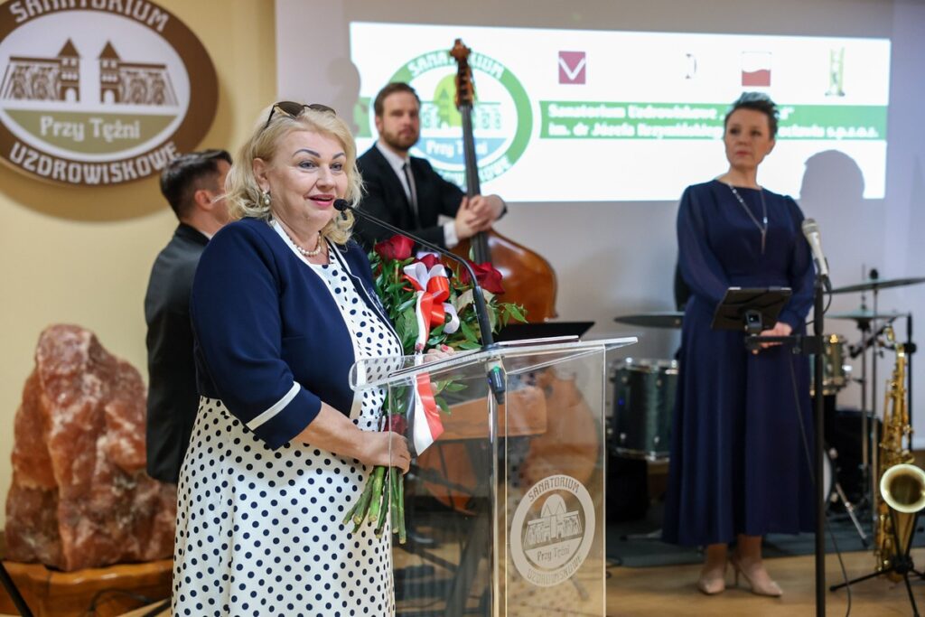 Nadanie sztandaru Sanatorium Przy Tężni w Inowrocławiu, fot. Szymon Zdziebło/tarantoga.pl dla UMWKP