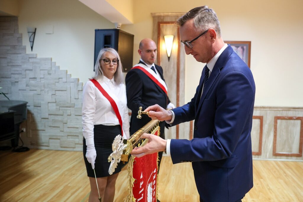 Nadanie sztandaru Sanatorium Przy Tężni w Inowrocławiu, fot. Szymon Zdziebło/tarantoga.pl dla UMWKP