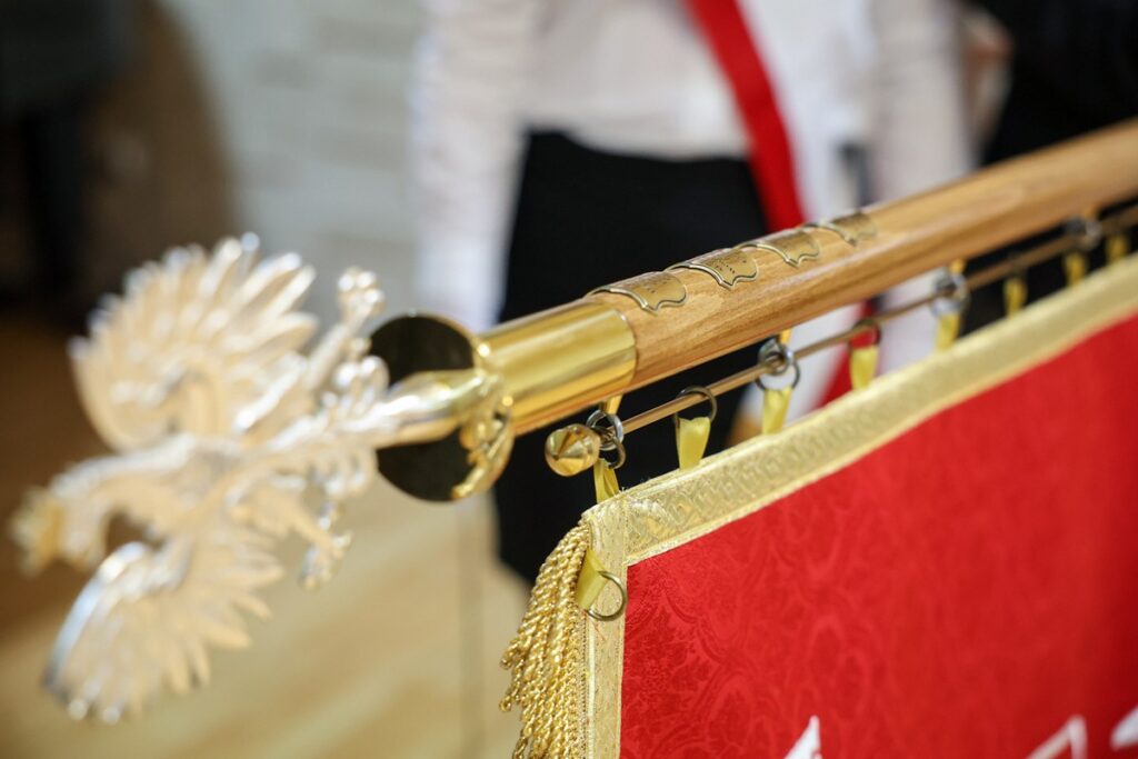 Nadanie sztandaru Sanatorium Przy Tężni w Inowrocławiu, fot. Szymon Zdziebło/tarantoga.pl dla UMWKP