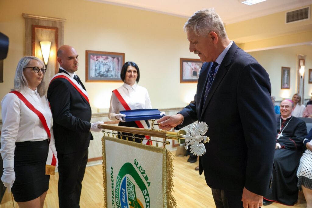 Nadanie sztandaru Sanatorium Przy Tężni w Inowrocławiu, fot. Szymon Zdziebło/tarantoga.pl dla UMWKP