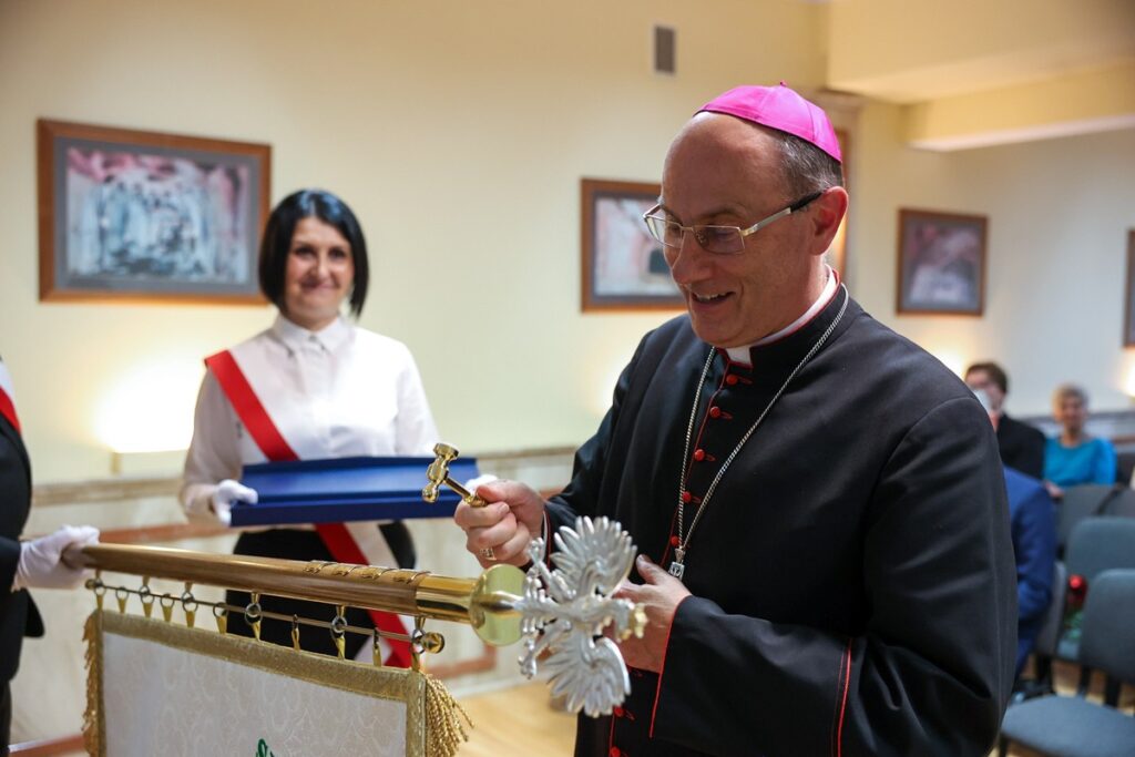 Nadanie sztandaru Sanatorium Przy Tężni w Inowrocławiu, fot. Szymon Zdziebło/tarantoga.pl dla UMWKP