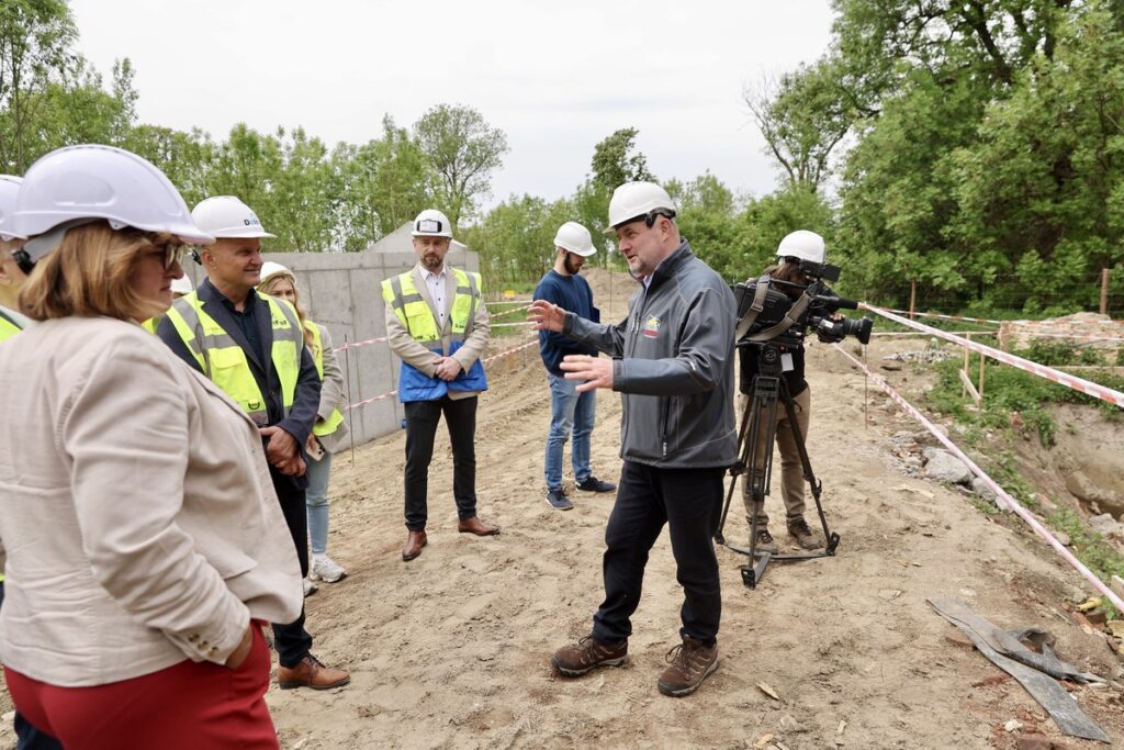Podpisanie umowy na rewitalizację parku pałacowego w Nawrze, fot. Andrzej Goiński/UMWKP