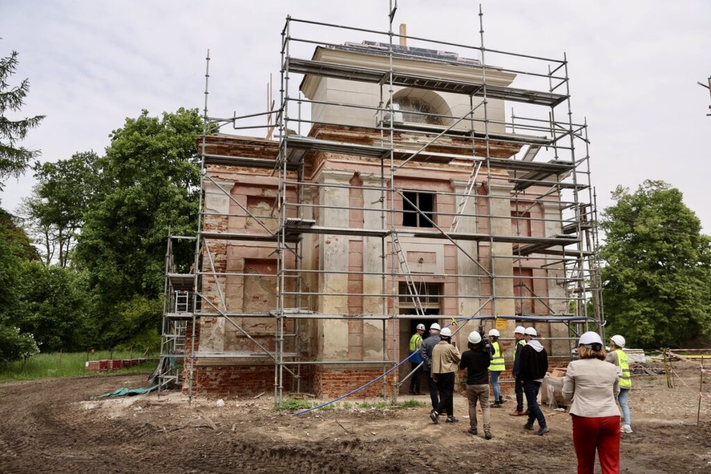 Podpisanie umowy na rewitalizację parku pałacowego w Nawrze, fot. Andrzej Goiński/UMWKP