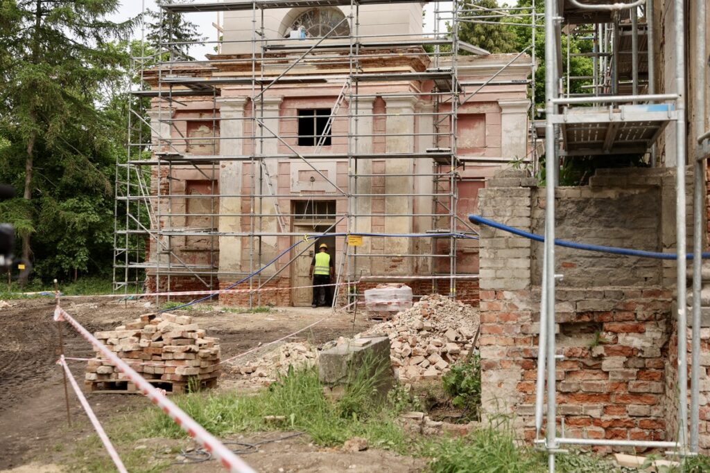 Podpisanie umowy na rewitalizację parku pałacowego w Nawrze, fot. Andrzej Goiński/UMWKP