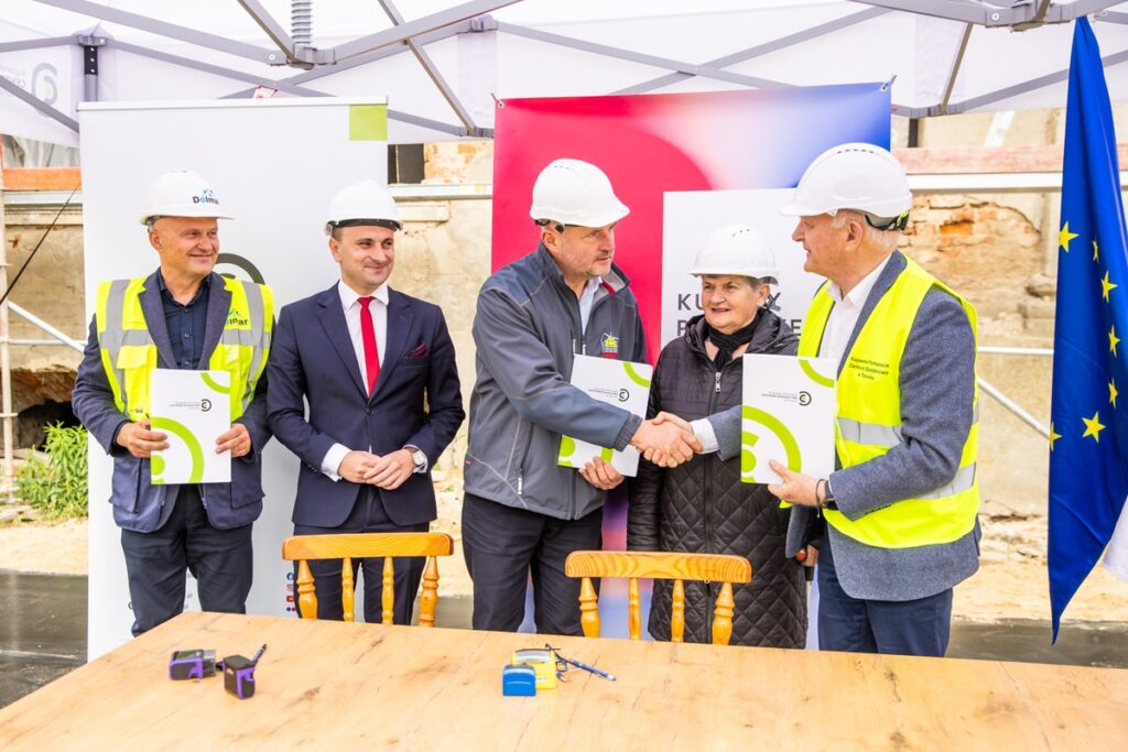 Podpisanie umowy na rewitalizację parku pałacowego w Nawrze, fot. Andrzej Goiński/UMWKP