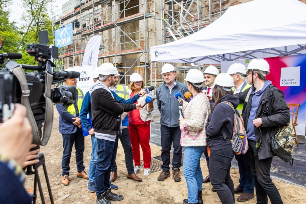 Podpisanie umowy na rewitalizację parku pałacowego w Nawrze, fot. Andrzej Goiński/UMWKP