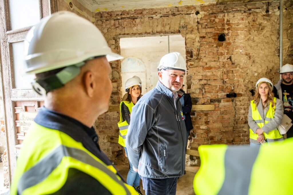 Podpisanie umowy na rewitalizację parku pałacowego w Nawrze, fot. Andrzej Goiński/UMWKP