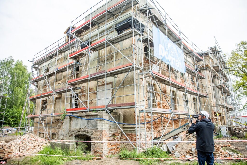 Podpisanie umowy na rewitalizację parku pałacowego w Nawrze, fot. Andrzej Goiński/UMWKP