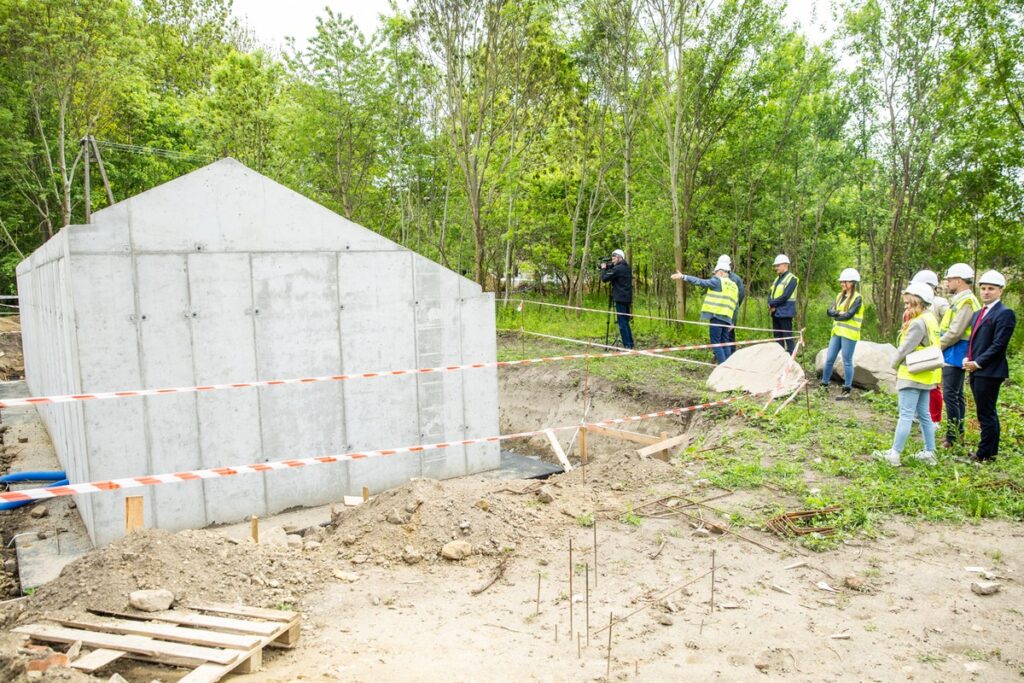 Podpisanie umowy na rewitalizację parku pałacowego w Nawrze, fot. Andrzej Goiński/UMWKP