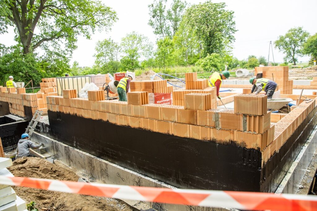 Podpisanie umowy na rewitalizację parku pałacowego w Nawrze, fot. Andrzej Goiński/UMWKP