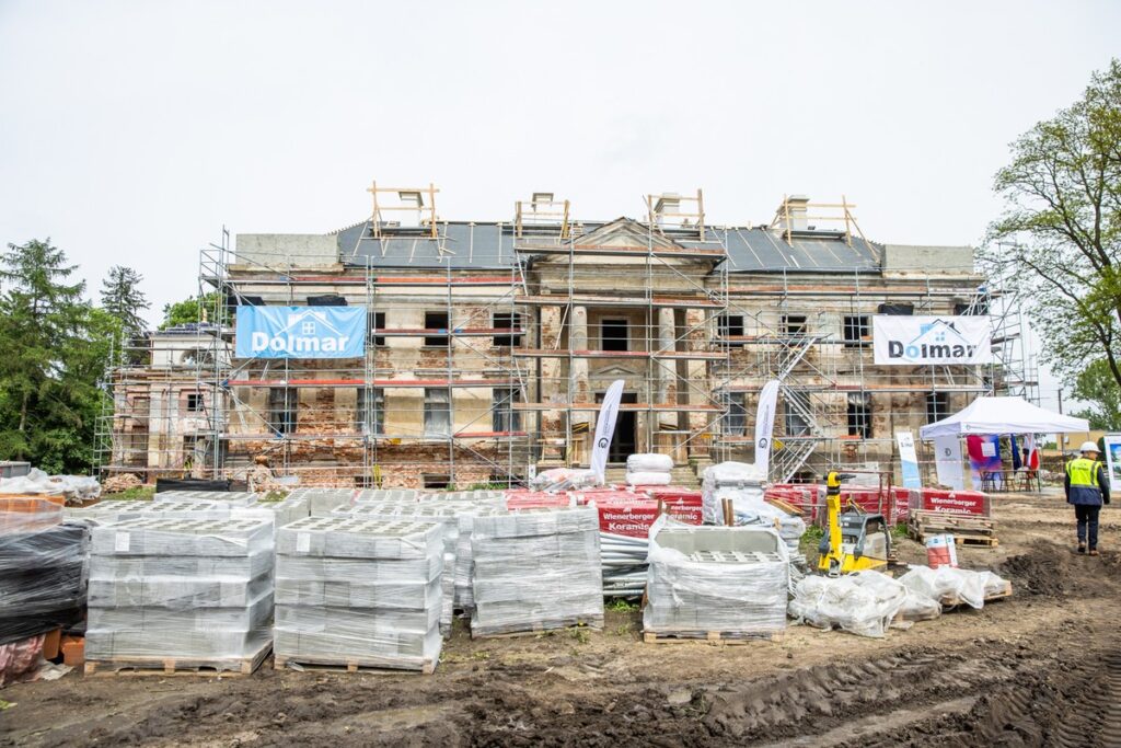 Podpisanie umowy na rewitalizację parku pałacowego w Nawrze, fot. Andrzej Goiński/UMWKP