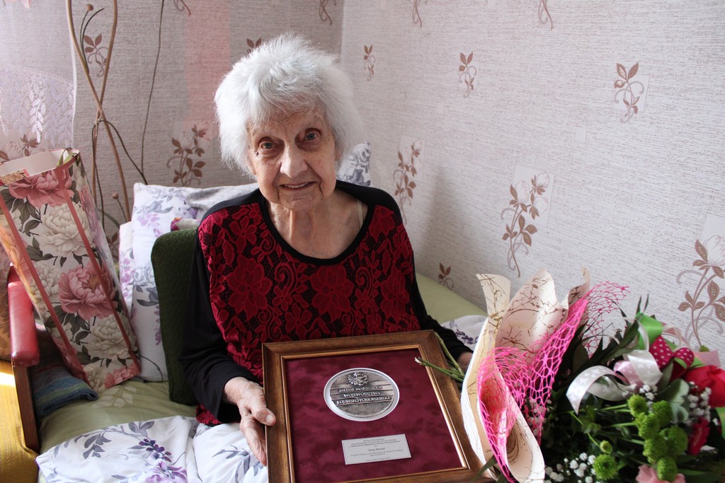 Wręczenie medalu Unitas Durat Annie Musiał, fot. Urząd Miasta i Gminy Mrocza