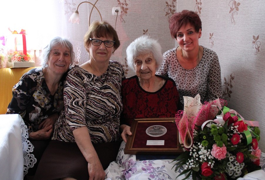 Awarding the Unitas Durat medal to Anna Musiał, photo: Mrocza Town and Municipality Office