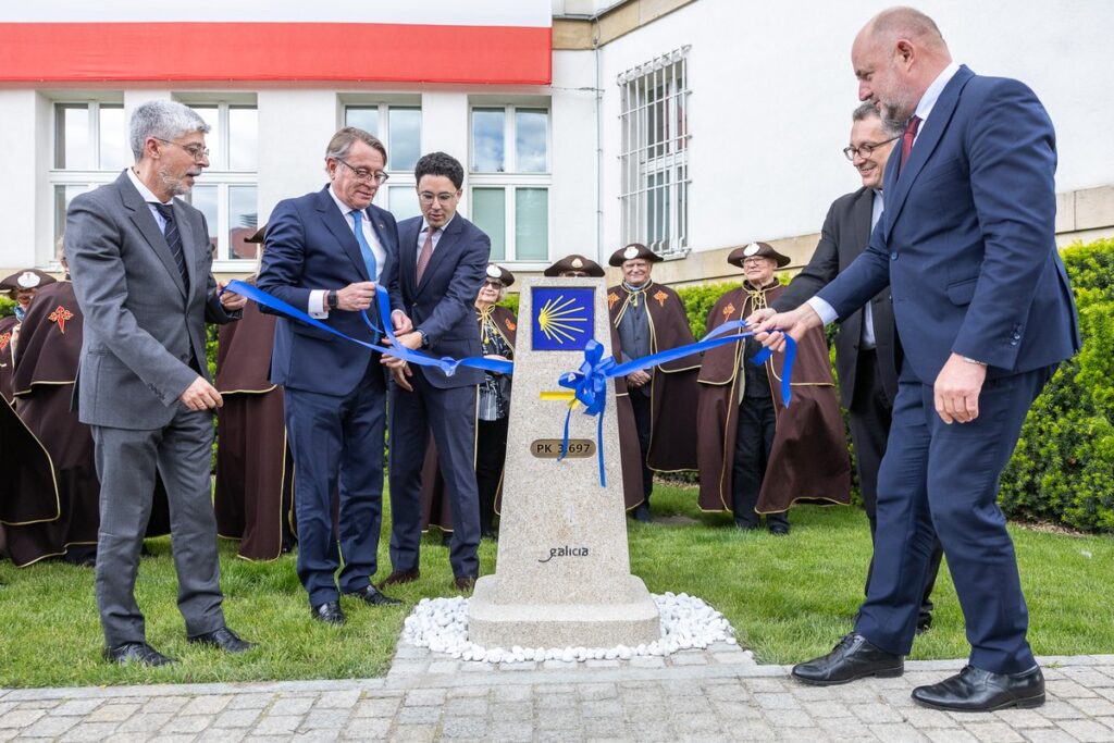 Unveiling of the Camino de Santiago milestone in Toruń, photo: Szymon Zdziebło/tarantoga.pl for UMWKP